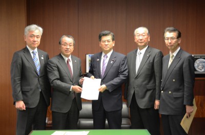 写真①【石井国土交通大臣に要望書を手渡す近藤会長】