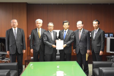 石井国土交通大臣に要望書を手渡す近藤会長