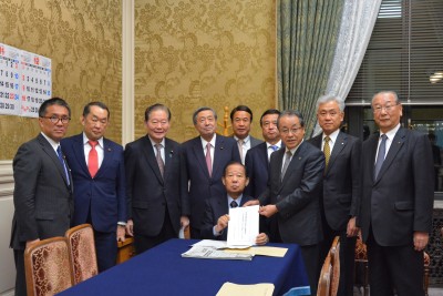 二階自民党幹事長にも要望書を手渡した