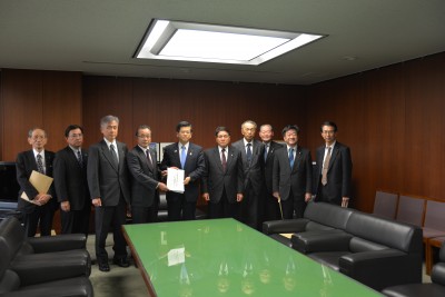 石井国土交通大臣に要望書を手渡す全建近藤会長