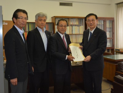 (左から）伊藤専務理事、奥村副会長、近藤会長、谷垣自民党幹事長