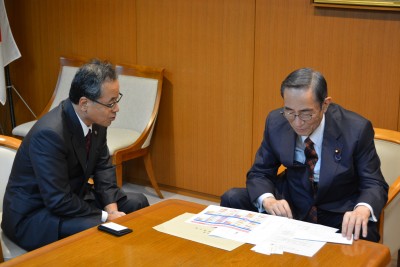 本会近藤会長（左）　細田幹事長代行（右）