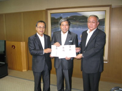 （左から）近藤会長、蒲島熊本県知事、橋口熊本県協会会長