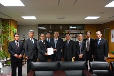 自民党　細田総務会長（中央）