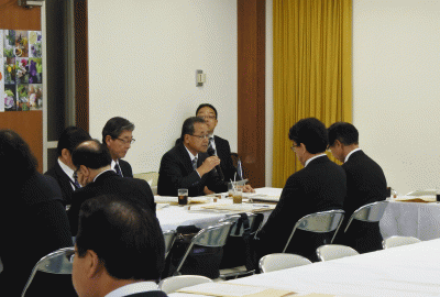 要望をする近藤会長