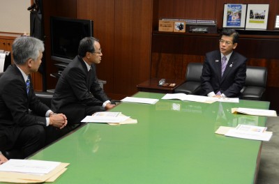 写真②【要望事項の説明をする近藤会長】